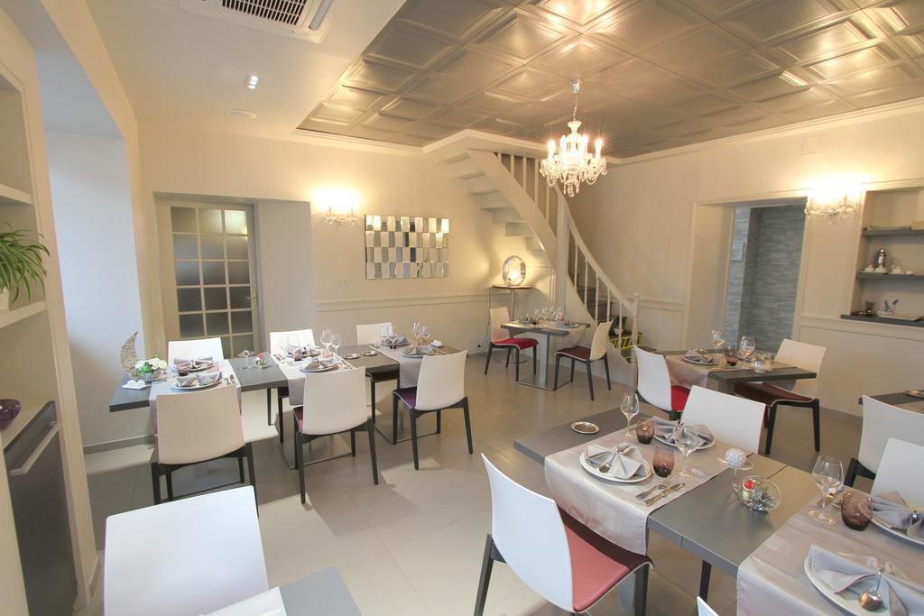 Logis Hotel Restaurant Le Grand Turc LʼOie Exterior foto